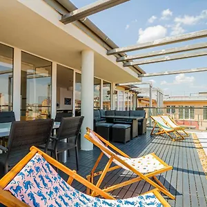 Luxury With Balcony In Downtown Apartment